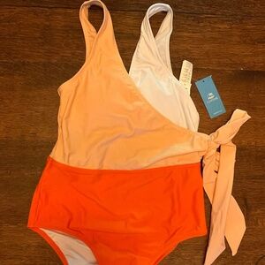 Cupshe NWT Orange and white one piece women’s swimsuit small